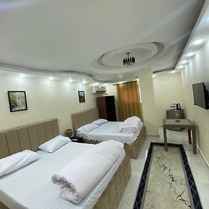 Camera grande con letto king size